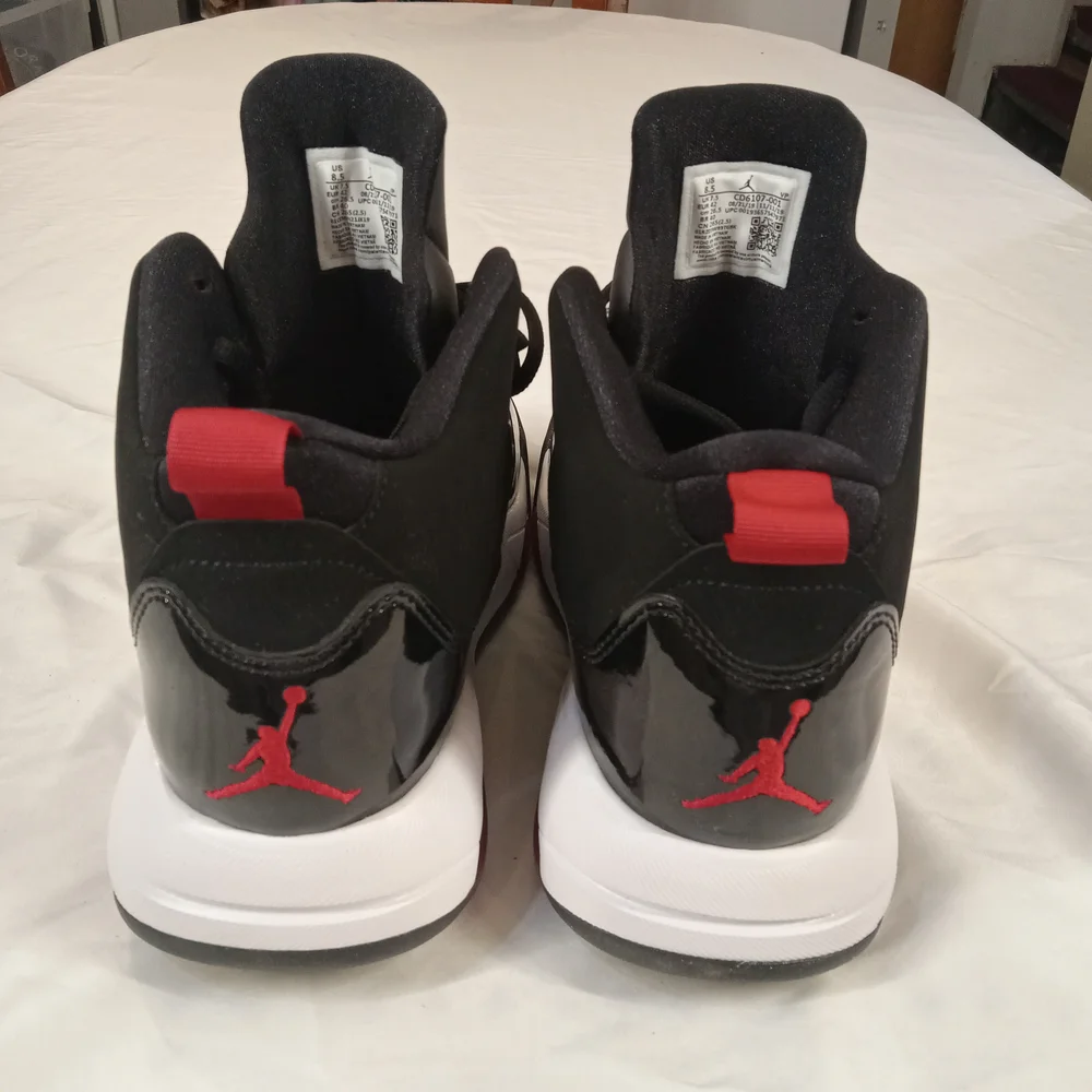 Jordan Men's Black and Red Sneakers Size 8.5 New